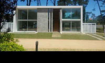 Casa en Mansa,Barrio Privado,  Punta del Este, 4 dormitorios y piscina climatizada.