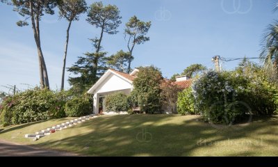 Casa en Punta del Este, barrio Cantegril, 4 dormitorios , piscina calefaccionada..