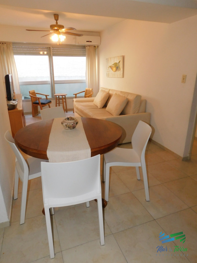 Apartamento ID.4885 - En venta apartamento 1 dormitorio y medio con garaje en Peninsula, Punta del Este