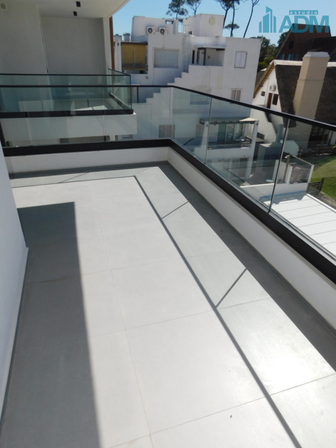 Apartamento ID.2418 - PENT HOUSE EN PINARES PRIMERA FILA 3 DORMITORIOS A ESTRENAR