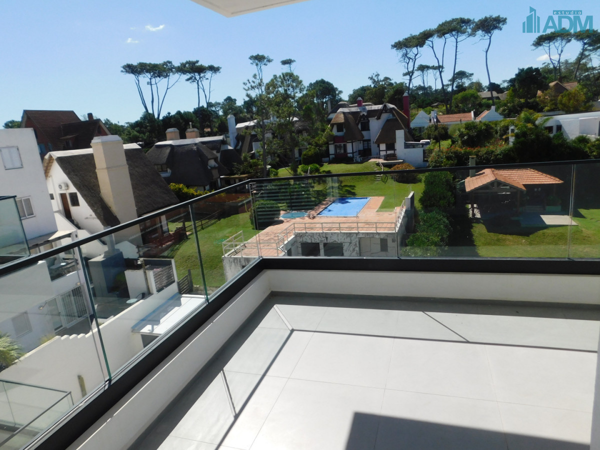 Apartamento ID.2418 - PENT HOUSE EN PINARES PRIMERA FILA 3 DORMITORIOS A ESTRENAR