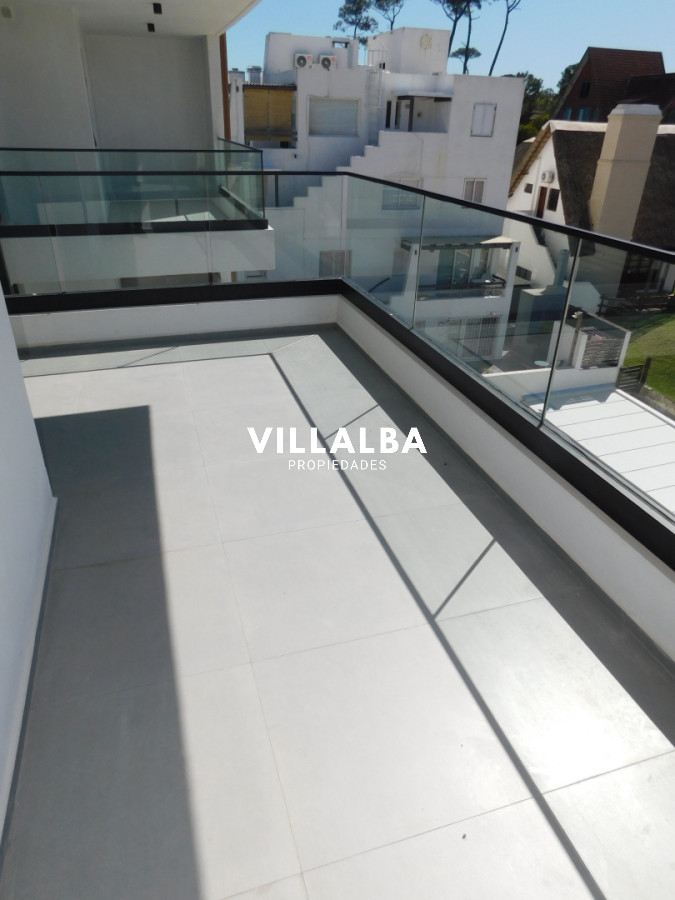 Apartamento ID.4409 - PENT HOUSE EN PINARES PRIMERA FILA 3 DORMITORIOS A ESTRENAR