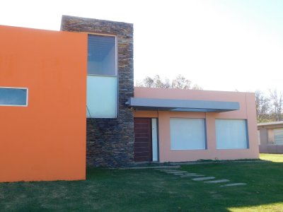 CASA EN VENTA BARRIO PRIVADO PUNTA BALLENA 440 MTS CONSTRUIDOS