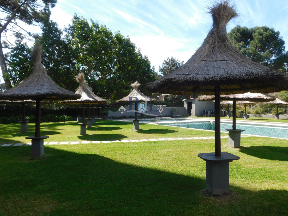 Apartamento en Av. Roosevelt 1 dormitorio con servicio. Punta del Este. - Imagen 31