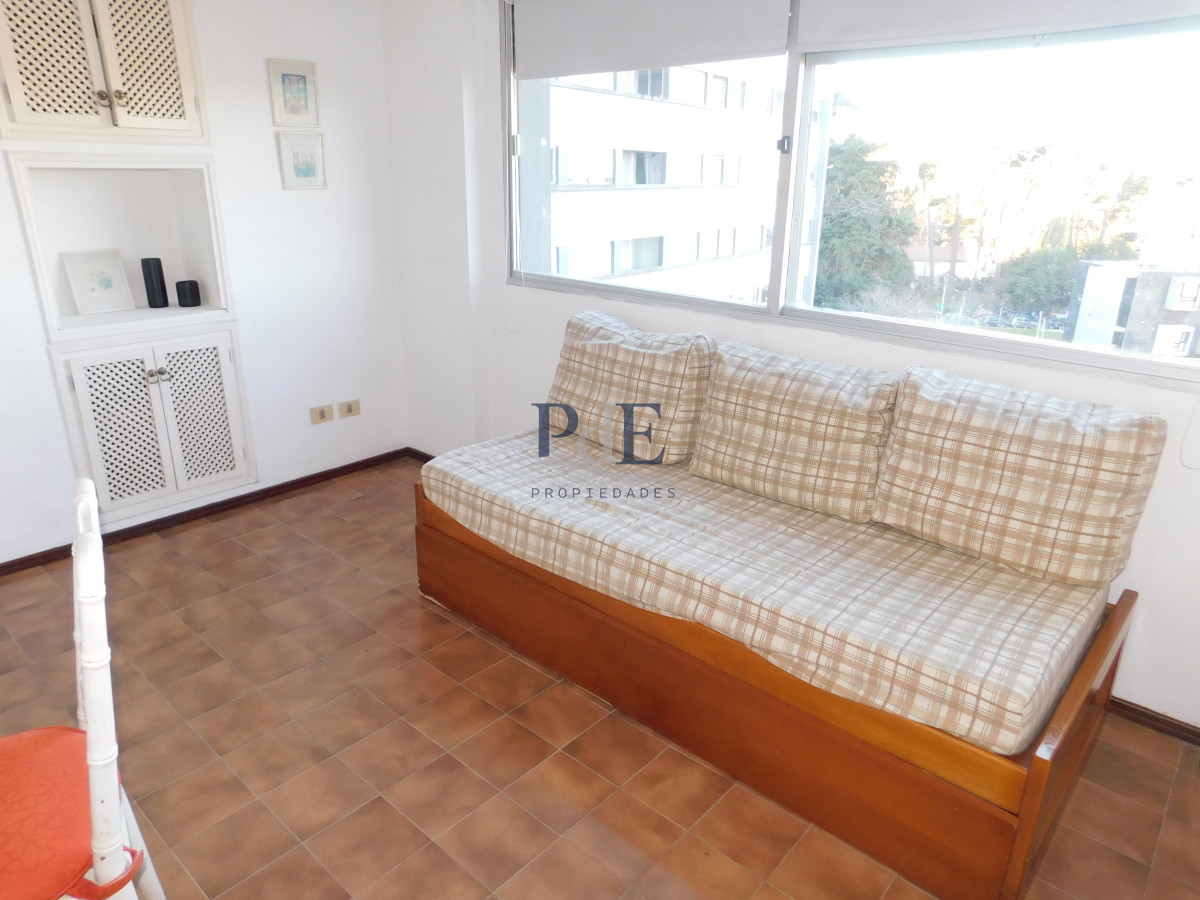 Apartamento en Av. Roosevelt 1 dormitorio con servicio. Punta del Este. - Imagen 3