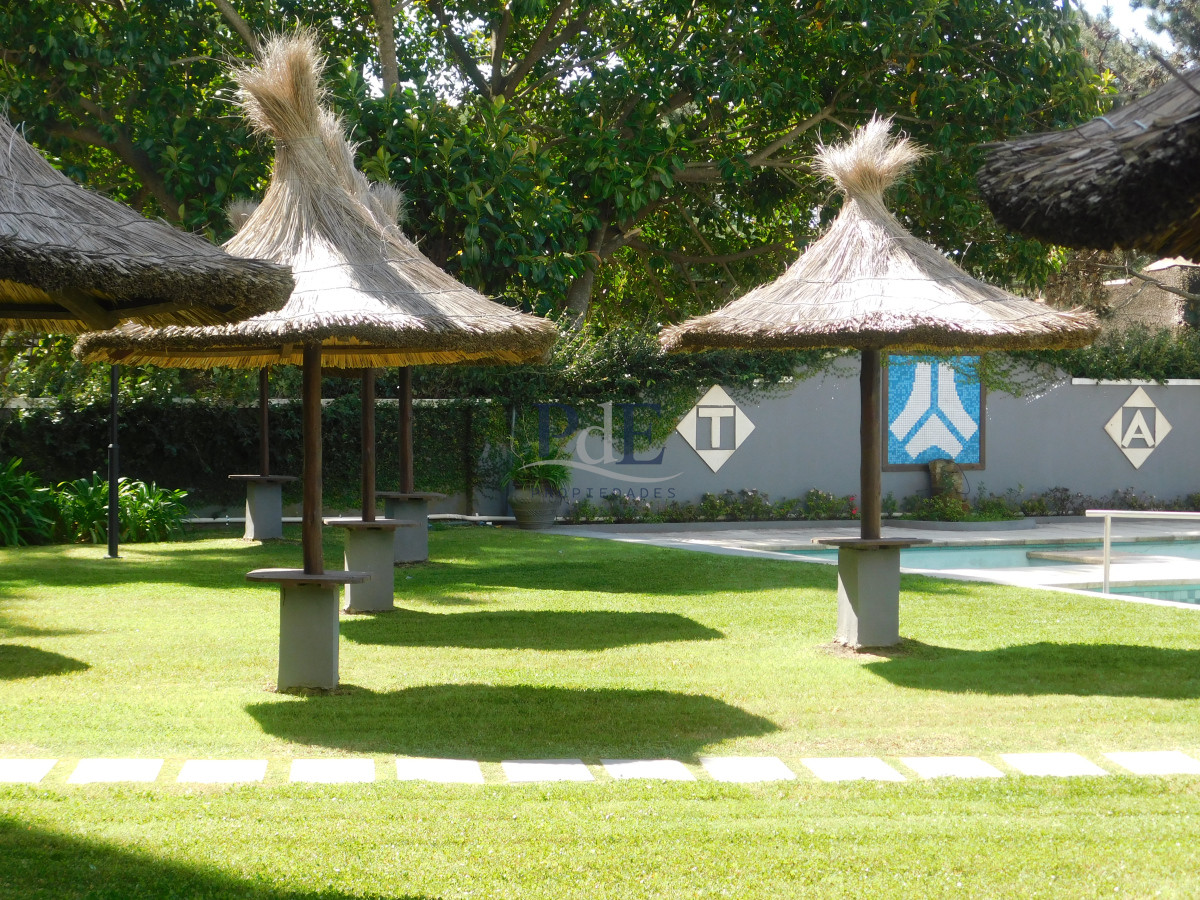 Apartamento en Av. Roosevelt 1 dormitorio con servicio. Punta del Este. - Imagen 32