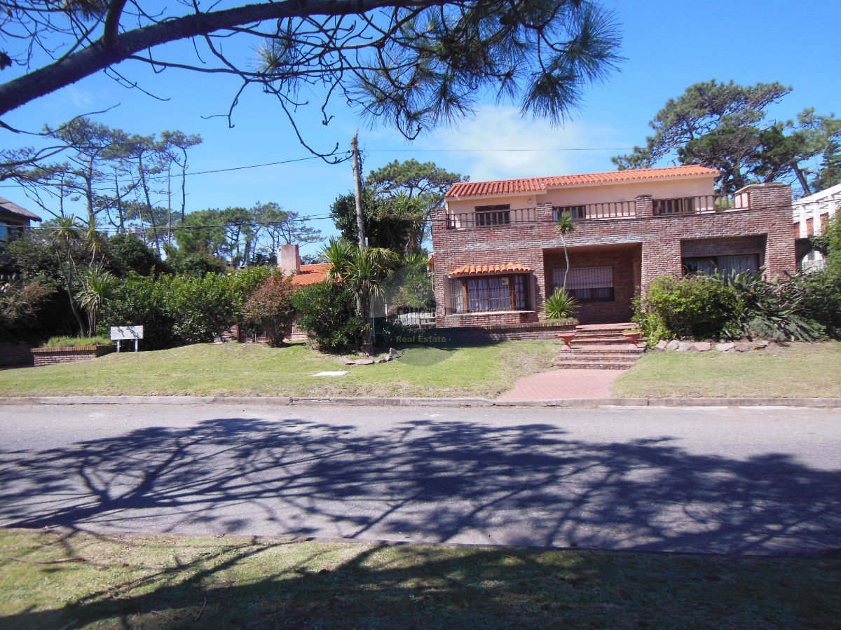 Casa ID.4887 - CASA EN VENTA EN MANSA DE 5 DORMITORIOS 