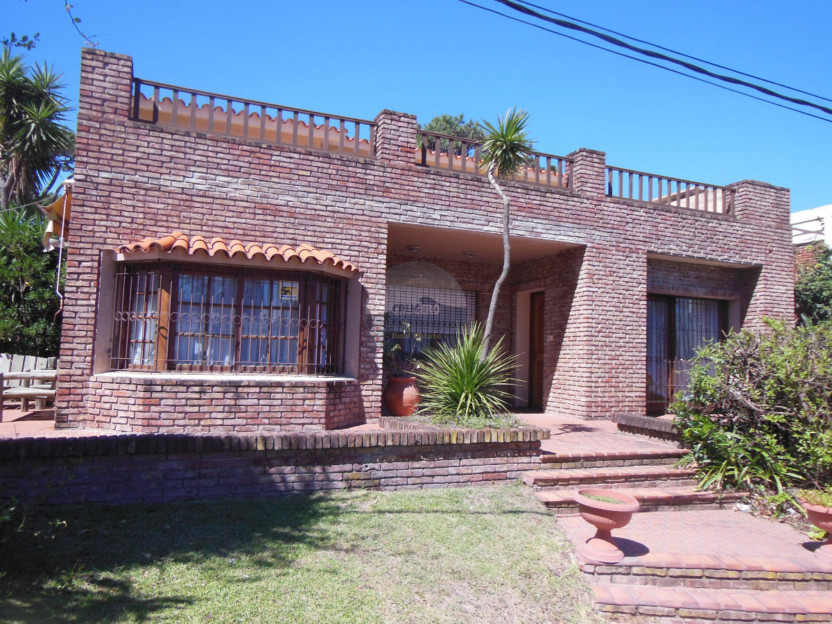 Casa ID.4887 - CASA EN VENTA EN MANSA DE 5 DORMITORIOS 