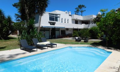 CASA EN VENTA DE 5 DORMITORIOS EN MANSA
