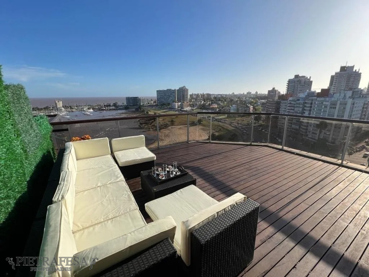 Apartamento ID.4915 - Penthouse en venta 3 dormitorios, 6 baños, terraza y garaje- Rbla. Armenia- Puerto Buceo