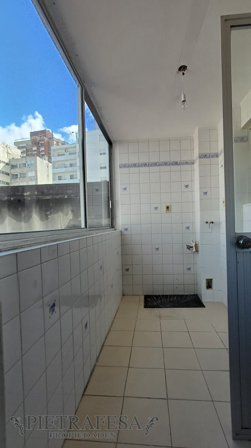 Apartamento ID.12318 - Apartamento en alquiler, 4dormitorios, 3baños, terraza, garaje. Pocitos.