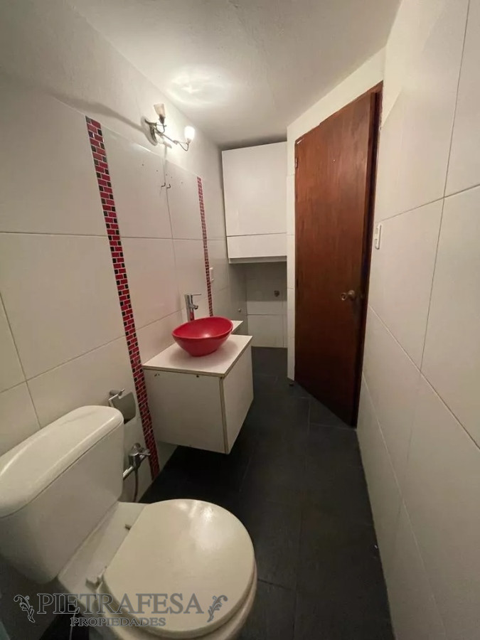 Apartamento ID.8035 - Apartamento en alquiler, dúplex, 2 dormitorios, 1 baño, cochera, azotea con parrillero, San Salvador, Palermo.