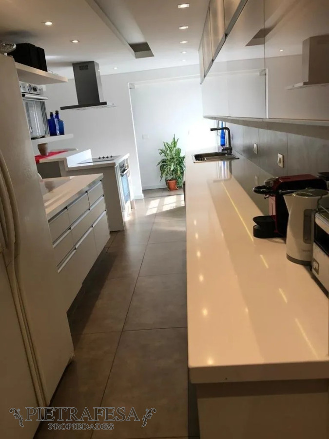 Apartamento ID.4915 - Penthouse en venta 3 dormitorios, 6 baños, terraza y garaje- Rbla. Armenia- Puerto Buceo