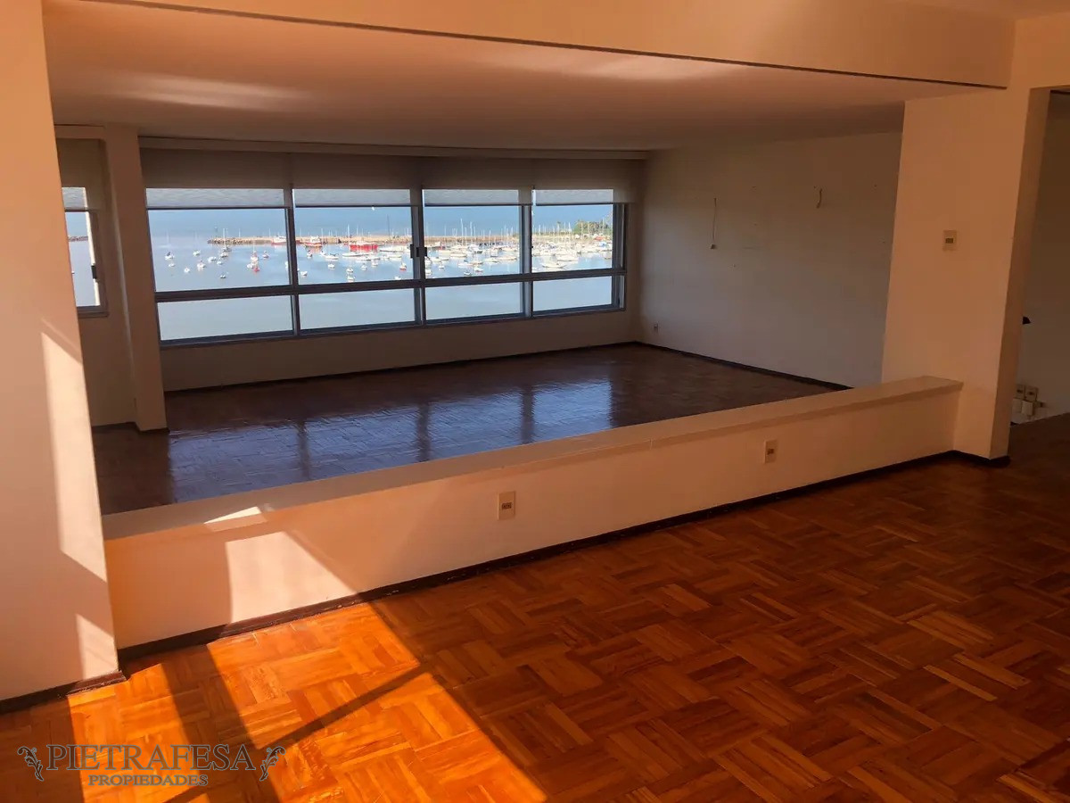 Apartamento ID.4591 - Apartamento en alquiler, 5 dormitorios, 3 baños, vista al mar, Rambla Armenia, Buceo.