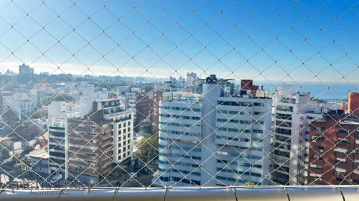 Apartamento ID.13820 - Hermoso apartamento amueblado en alquiler, 3 dormitorios, 2 baños, terraza, garaje. Pocitos.