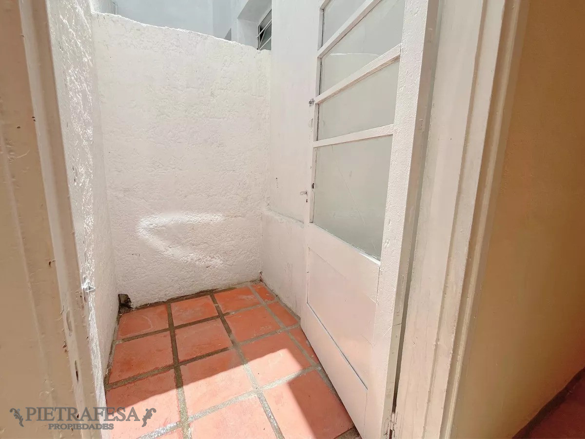 Apartamento ID.12882 - Apto en venta con renta,2 dorm, 1 baño-La Comercial