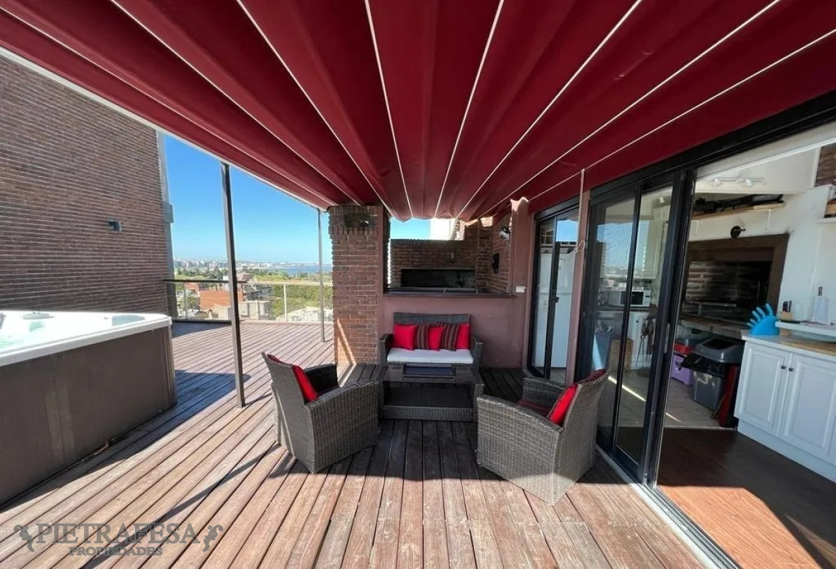 Apartamento ID.4915 - Penthouse en venta 3 dormitorios, 6 baños, terraza y garaje- Rbla. Armenia- Puerto Buceo