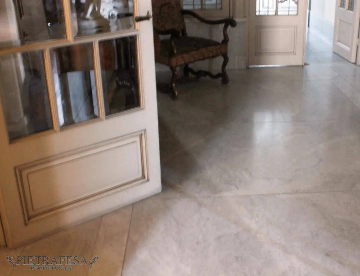 Apartamento ID.4648 - Apartamento en venta, De Época, 4 dormitorios, 3 baños, altillo, Av. Uruguay, Centro.