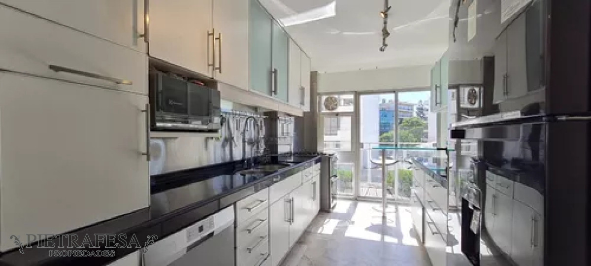 Apartamento ID.12424 - Apartamento en alquiler, 4dormitorios, 3baños, terraza, cochera, amueblado. Punta Carretas.