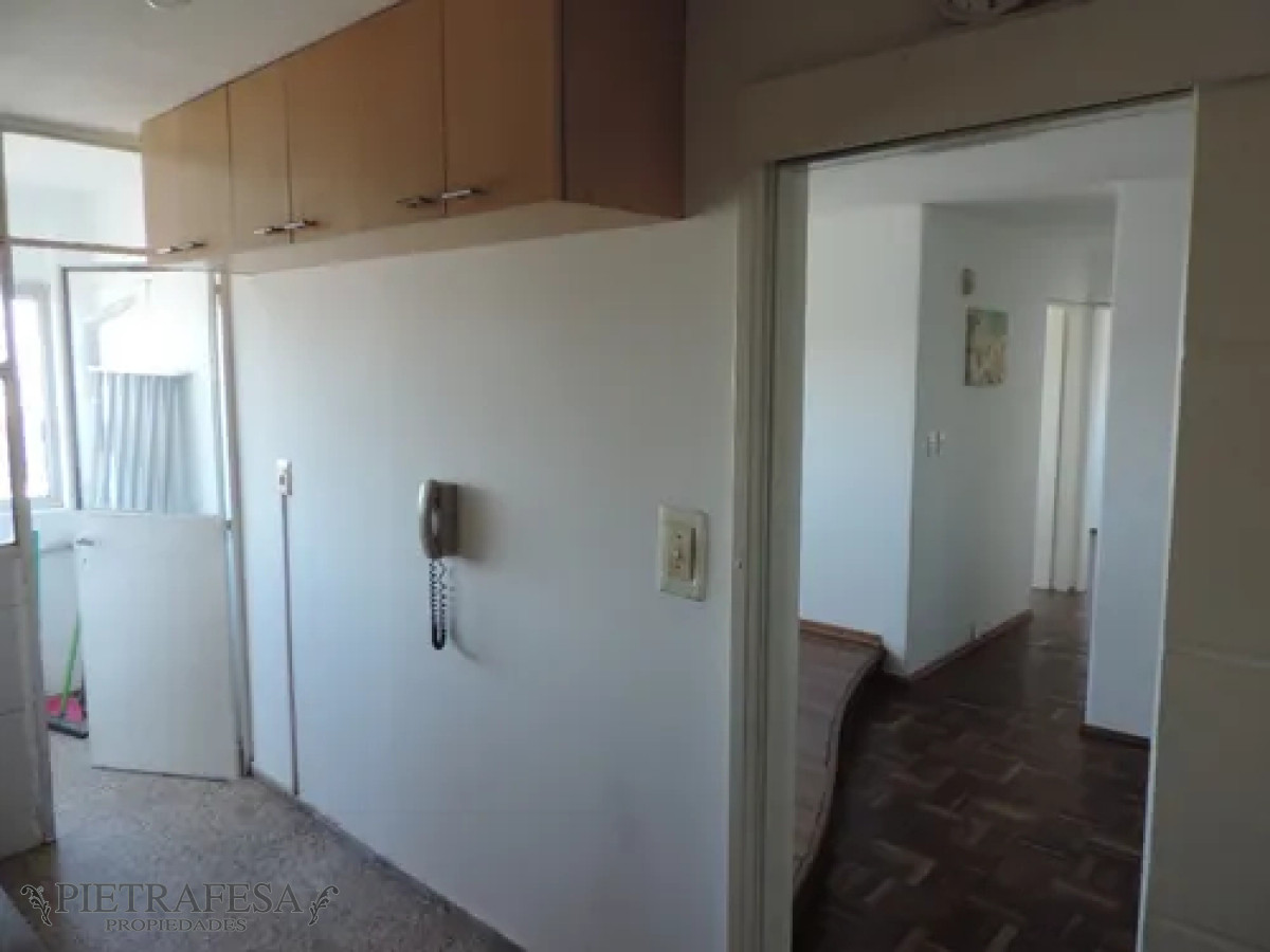 Apartamento ID.13724 - Apartamento en alquiler, 3dormitorios, 1baño, terraza lavadero. Punta Carretas.