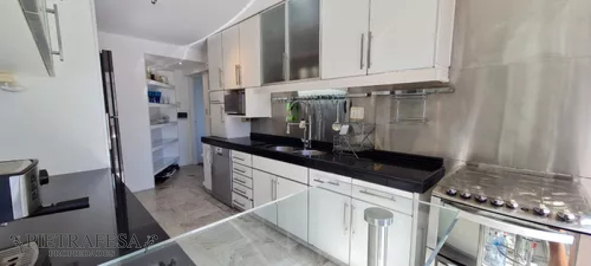 Apartamento ID.12424 - Apartamento en alquiler, 4dormitorios, 3baños, terraza, cochera, amueblado. Punta Carretas.