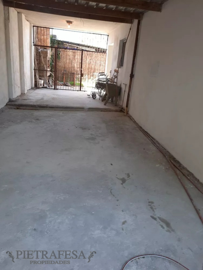 Apartamento ID.8643 - Apto tipo casa en venta 2 dormitorios, 1 baño, garaje y patio-La Teja