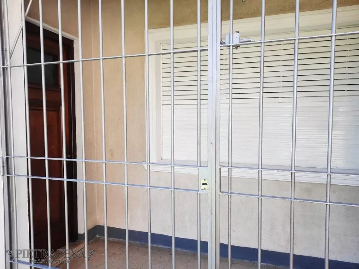 Apartamento ID.8643 - Apto tipo casa en venta 2 dormitorios, 1 baño, garaje y patio-La Teja