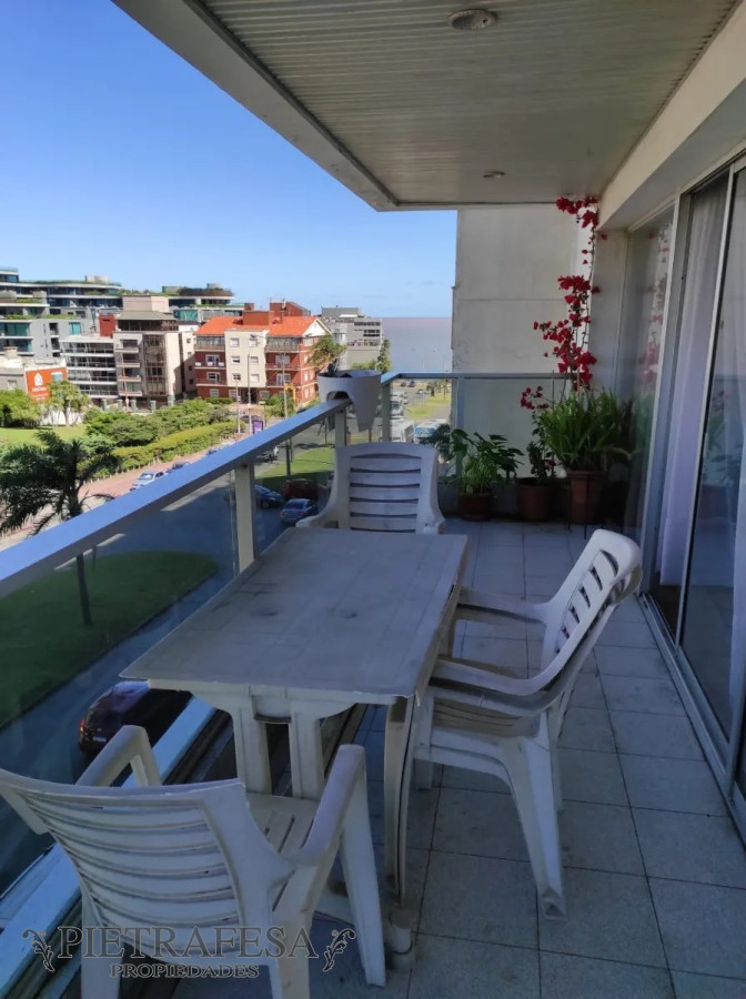 Apartamento ID.5609 - Apartamento amueblado 3 dormitorios, 4 baños, terraza y garaje- Echevarriarza- Pocitos