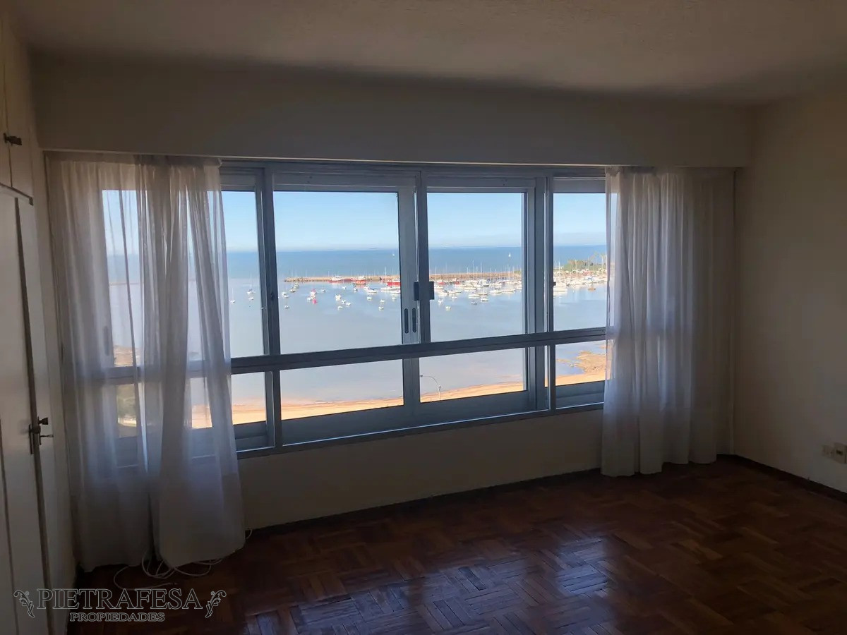 Apartamento ID.4591 - Apartamento en alquiler, 5 dormitorios, 3 baños, vista al mar, Rambla Armenia, Buceo.