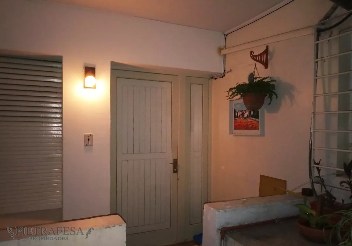 Apartamento ID.6468 - Apartamento en venta -CON RENTA 1 dormitorio , 1 baño y patio- Canelones- Ciudad Vieja. 