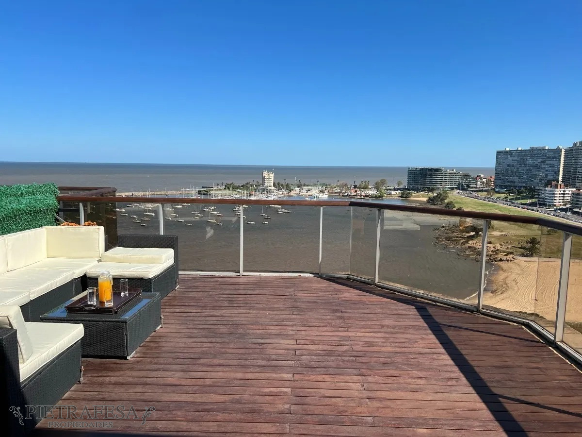 Apartamento ID.4915 - Penthouse en venta 3 dormitorios, 6 baños, terraza y garaje- Rbla. Armenia- Puerto Buceo