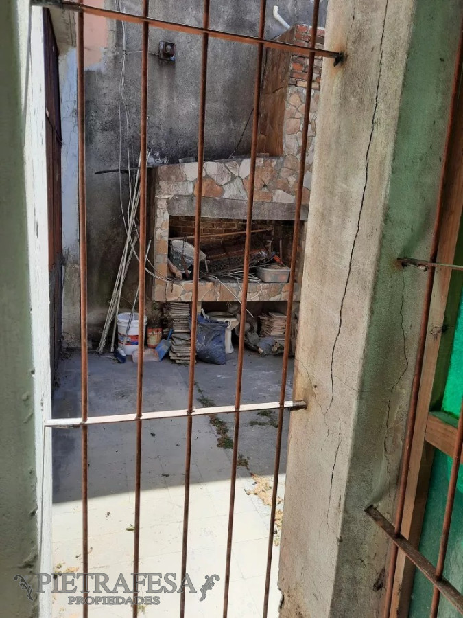 Apartamento ID.8643 - Apto tipo casa en venta 2 dormitorios, 1 baño, garaje y patio-La Teja