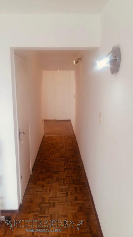 Apartamento ID.6148 - Apartamento en venta con renta, 3 dormitorios, 1 baño, garaje, Pocitos.