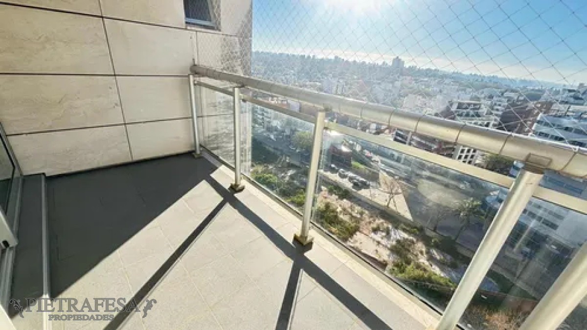 Apartamento ID.13820 - Hermoso apartamento amueblado en alquiler, 3 dormitorios, 2 baños, terraza, garaje. Pocitos.