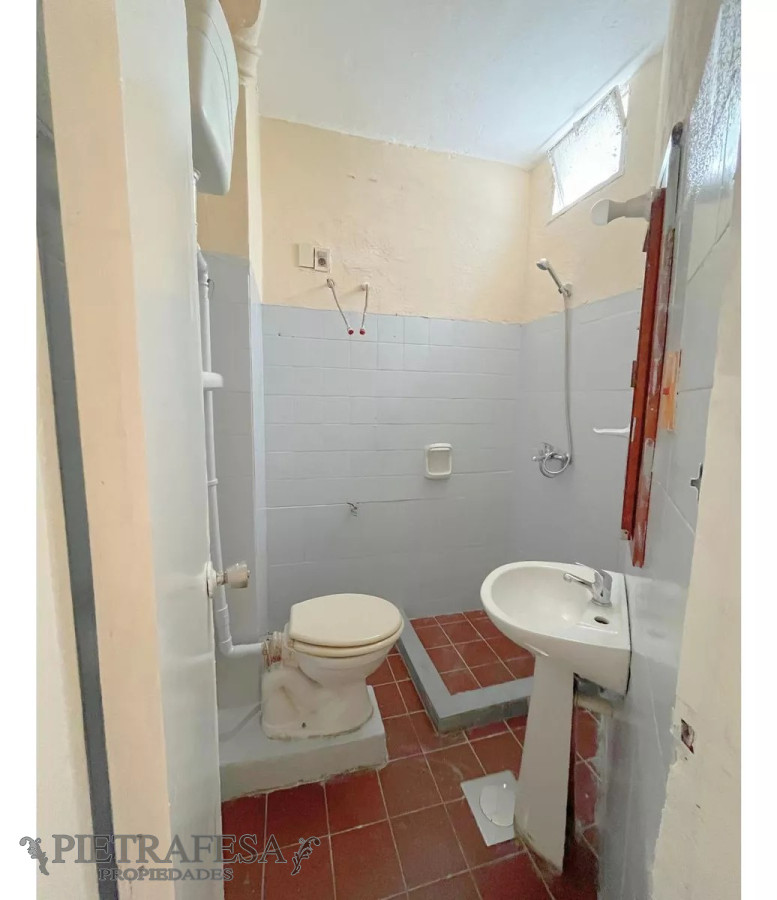 Apartamento ID.12882 - Apto en venta con renta,2 dorm, 1 baño-La Comercial