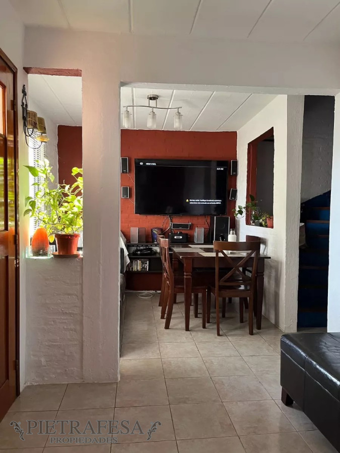 Apartamento ID.11916 - Dúplex en venta 2 dormitorios, 1 baño, patio -Colón