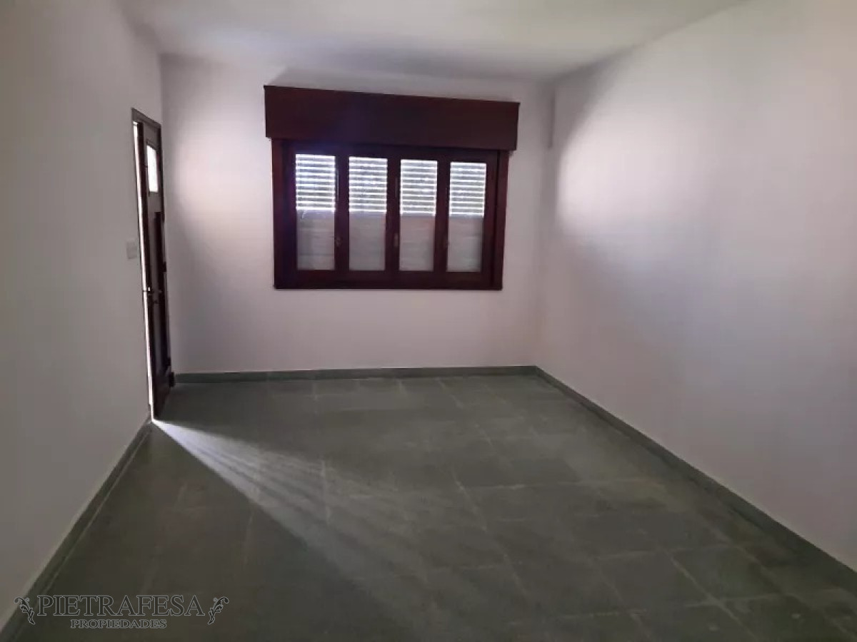 Apartamento ID.8643 - Apto tipo casa en venta 2 dormitorios, 1 baño, garaje y patio-La Teja