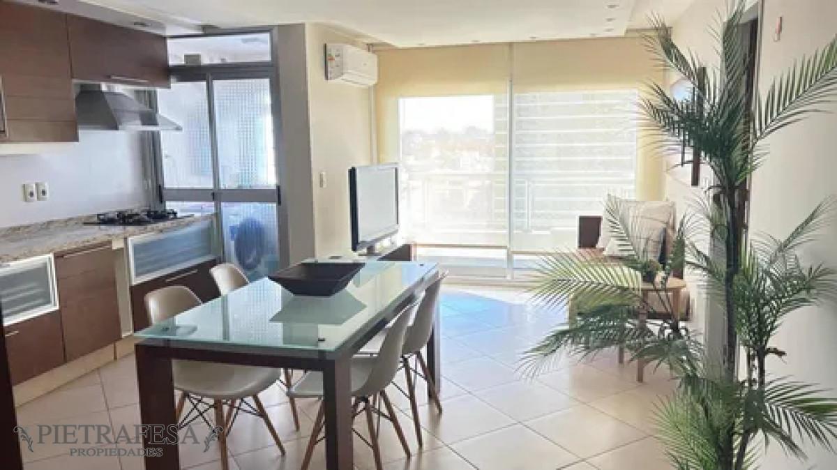 Apartamento ID.13820 - Hermoso apartamento amueblado en alquiler, 3 dormitorios, 2 baños, terraza, garaje. Pocitos.