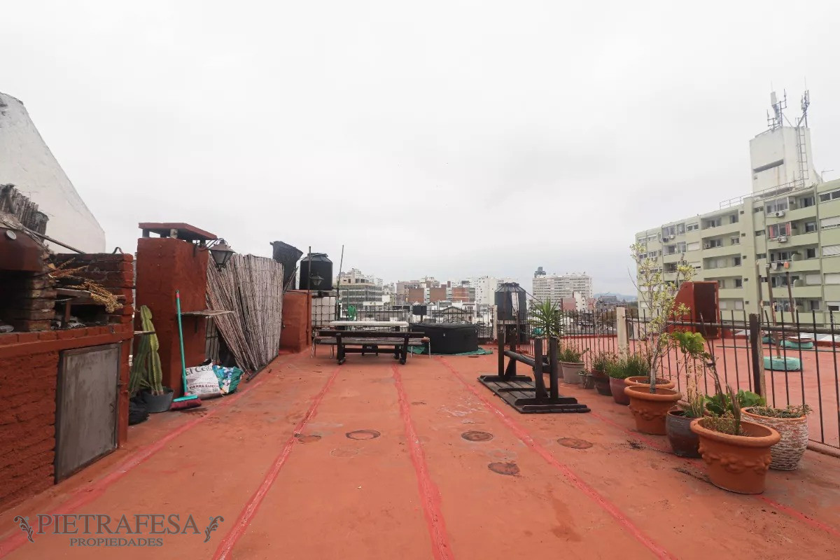 Apartamento ID.11579 - Apto tipo casa en venta 4 dormitorios, y azotea-Cordón 