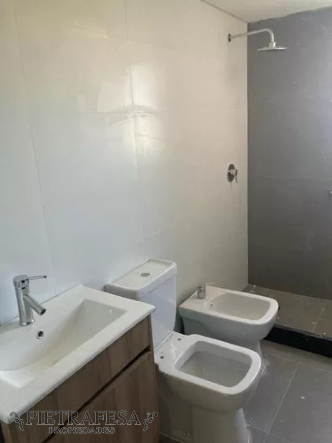 Apartamento ID.11881 - Apartamento en alquiler, 2dorm, 1 baño, terraza con parrillero, cochera. Parque Miramar.