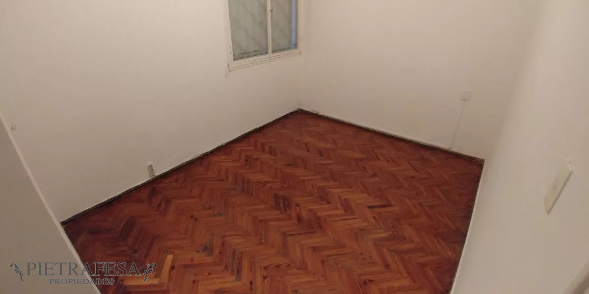 Apartamento ID.8410 - Apartamento en venta 2 dormitorios, 1 baño y patio- Piedras-Ciudad Vieja