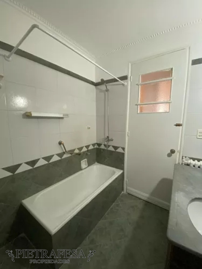 Apartamento ID.9297 - Apartamento en alquiler, 3dorm, 2 baños. Ciudad Vieja.