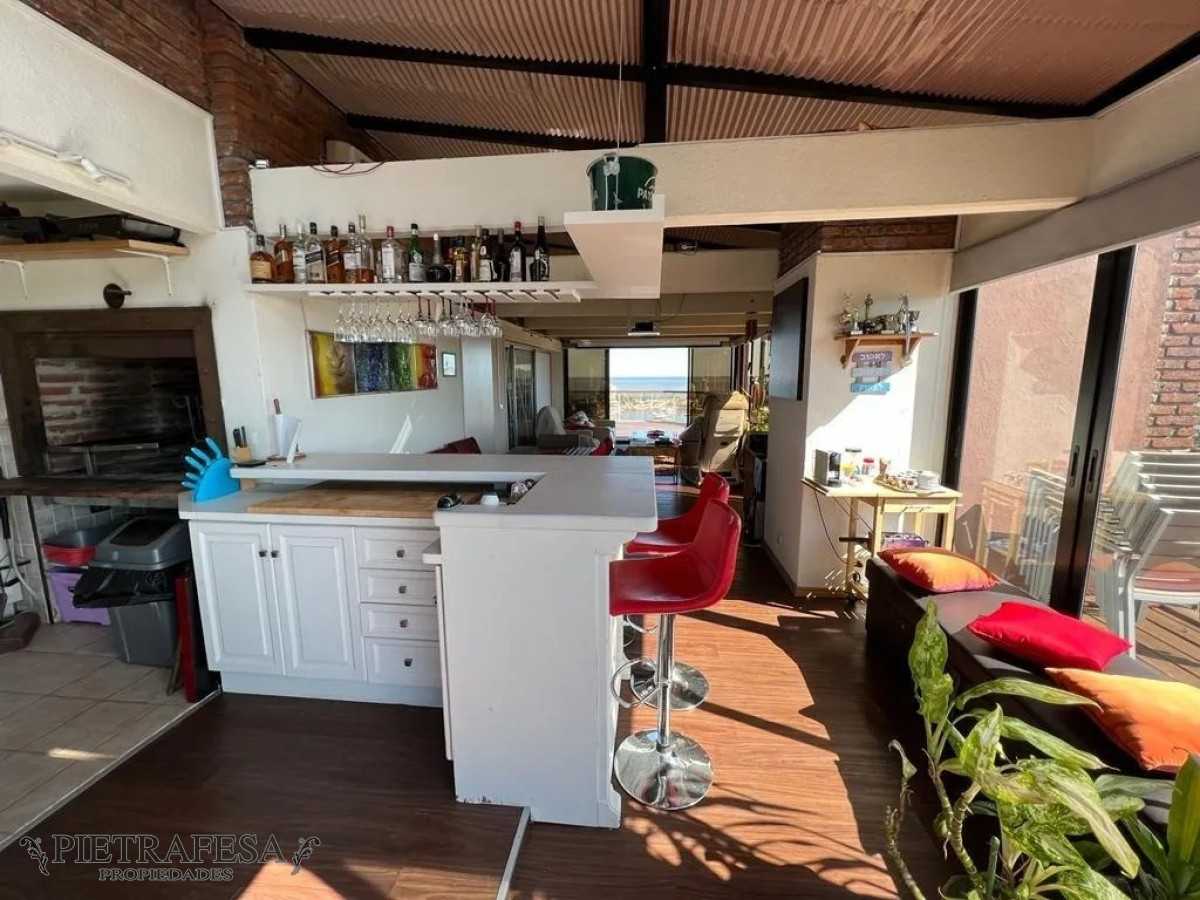 Apartamento ID.4915 - Penthouse en venta 3 dormitorios, 6 baños, terraza y garaje- Rbla. Armenia- Puerto Buceo