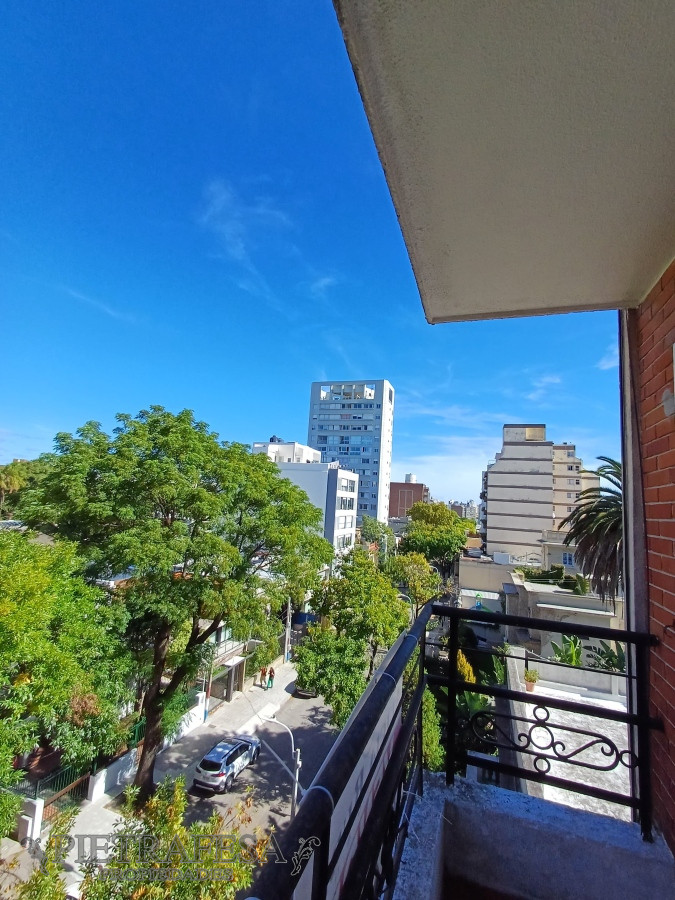 Apartamento ID.3941 - Apartamento en venta - 3 dormitorios - 1 baño - servicio completo - terraza - Garaje - Libertad - Pocitos