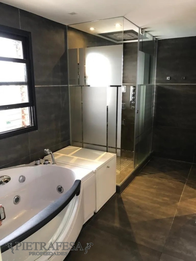 Apartamento ID.4915 - Penthouse en venta 3 dormitorios, 6 baños, terraza y garaje- Rbla. Armenia- Puerto Buceo