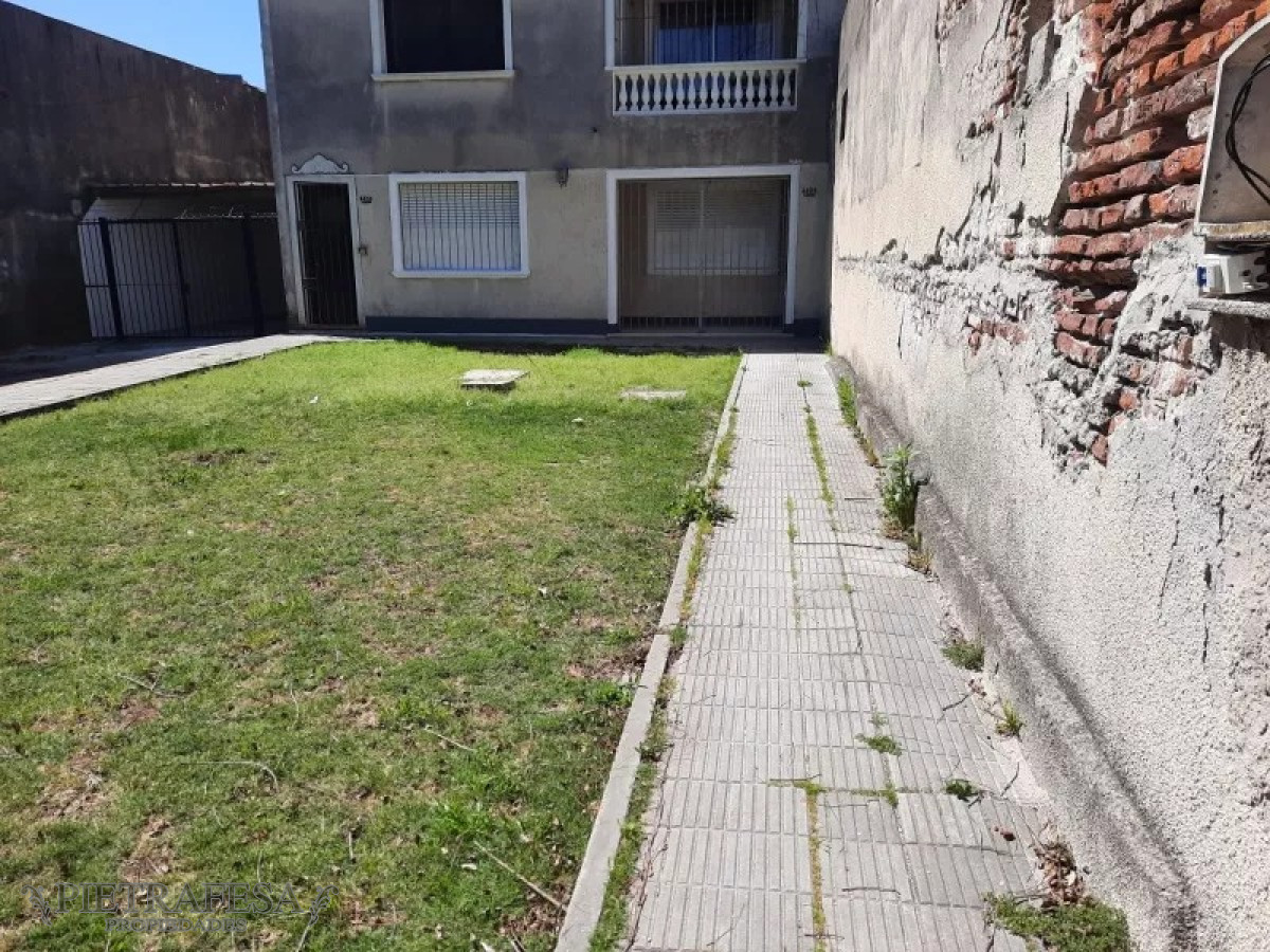 Apartamento ID.8643 - Apto tipo casa en venta 2 dormitorios, 1 baño, garaje y patio-La Teja