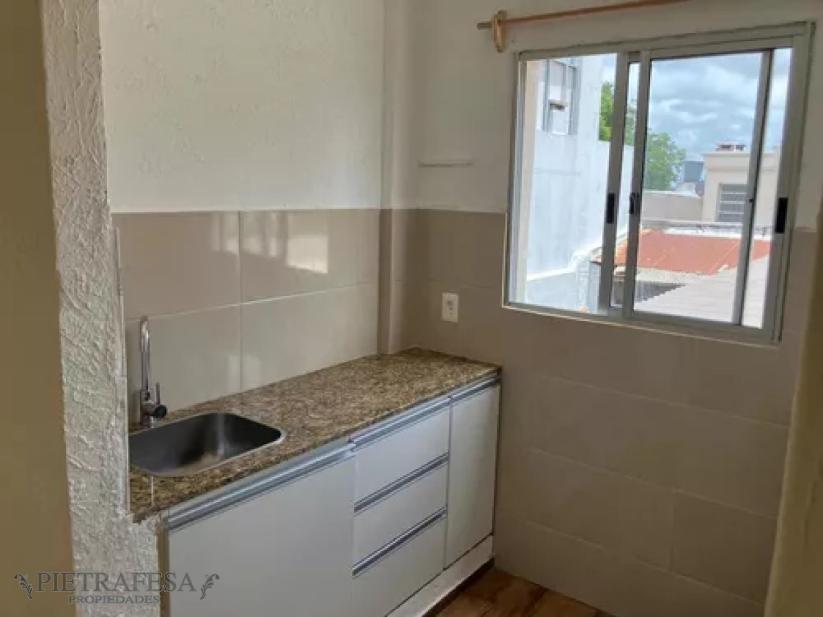 Apartamento ID.8271 - Apartamento en alquiler, 1 dormitorio, 1 baño, patio, Av Carlos María Ramírez, Belvedere.