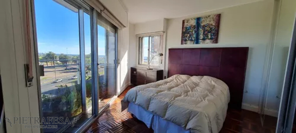 Apartamento ID.12424 - Apartamento en alquiler, 4dormitorios, 3baños, terraza, cochera, amueblado. Punta Carretas.