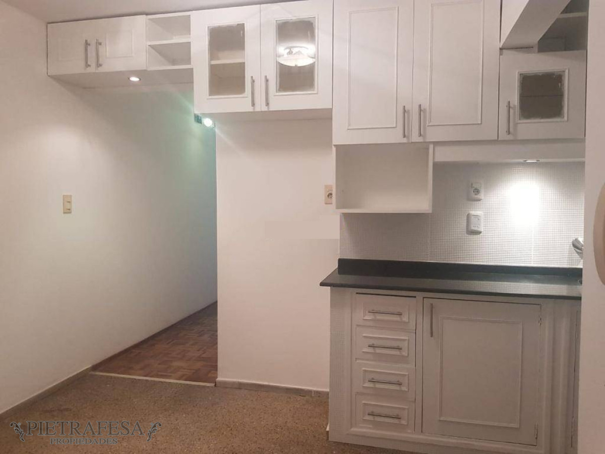 Apartamento ID.6148 - Apartamento en venta con renta, 3 dormitorios, 1 baño, garaje, Pocitos.