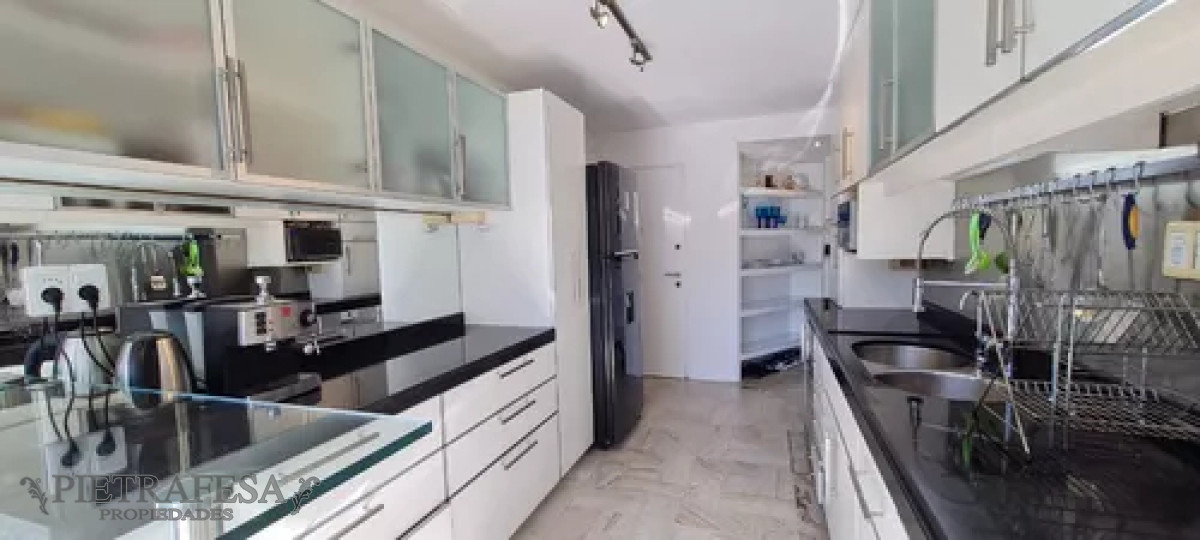 Apartamento ID.12424 - Apartamento en alquiler, 4dormitorios, 3baños, terraza, cochera, amueblado. Punta Carretas.